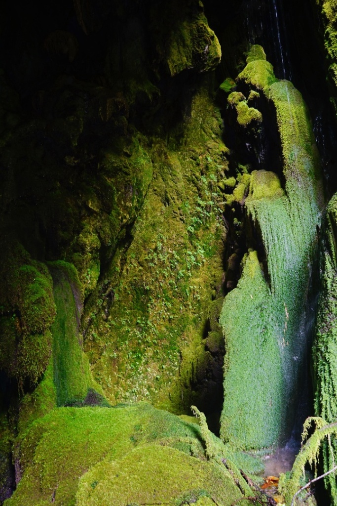 Багатский водопад грот.jpg