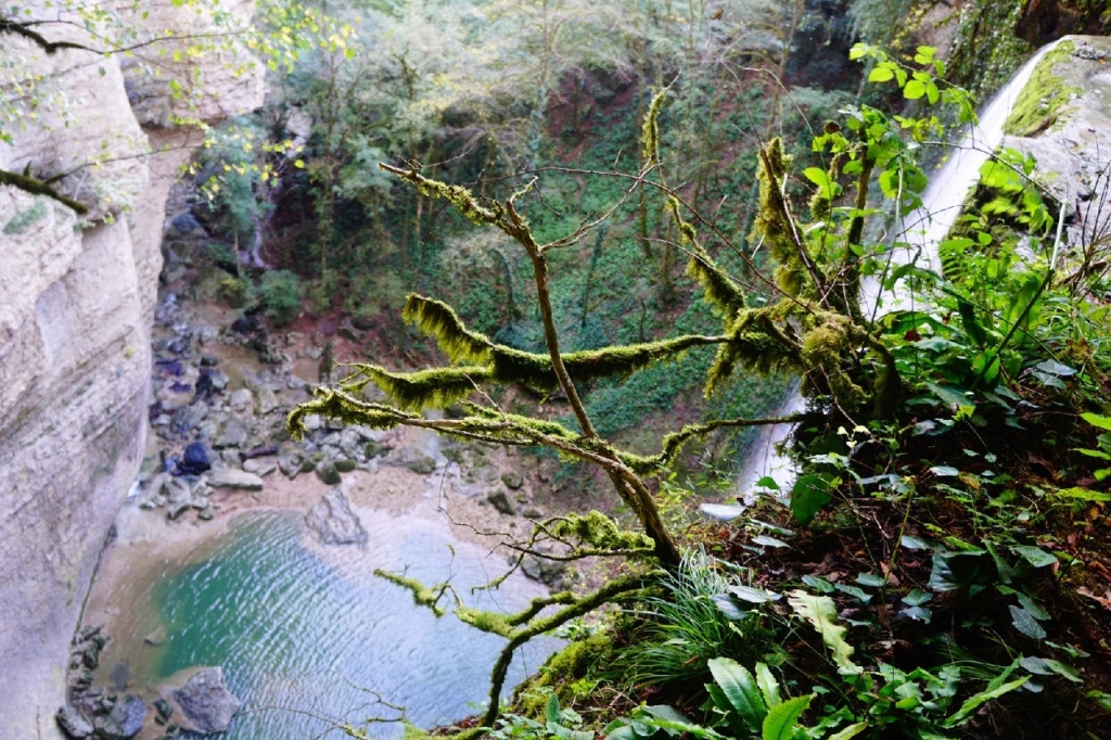 Кодорское ущелье, военно-сухумская дорога, шакуранский водопад, шакуранский каньон, шакуранская пещера, река Кодор, Кодор Абхазия, Шакуранский водопад Абхазия, Кодорское ущелье Абхазия