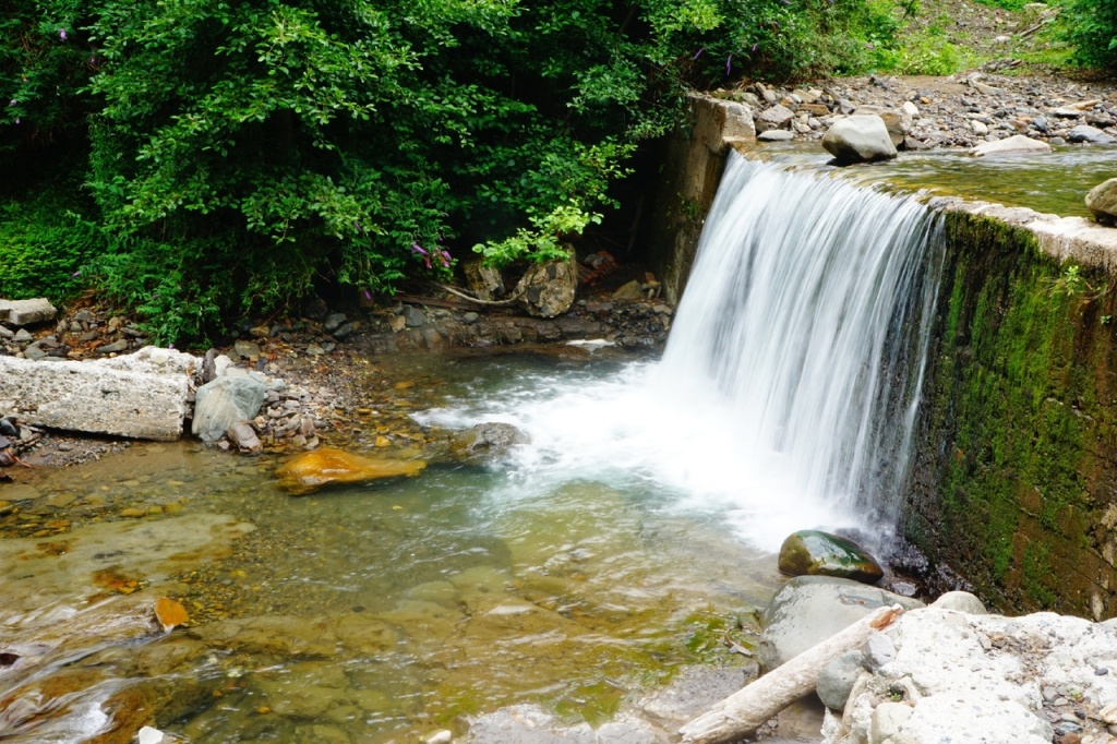 искусственный водопад перед золотносцем.jpg
