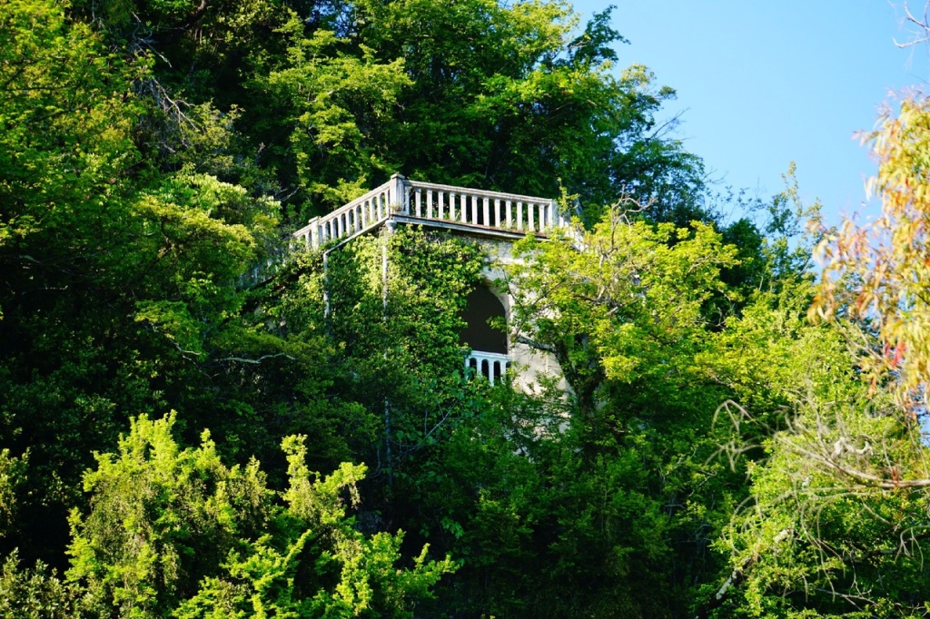 Заброшенная смотровая Новый Афон.jpg