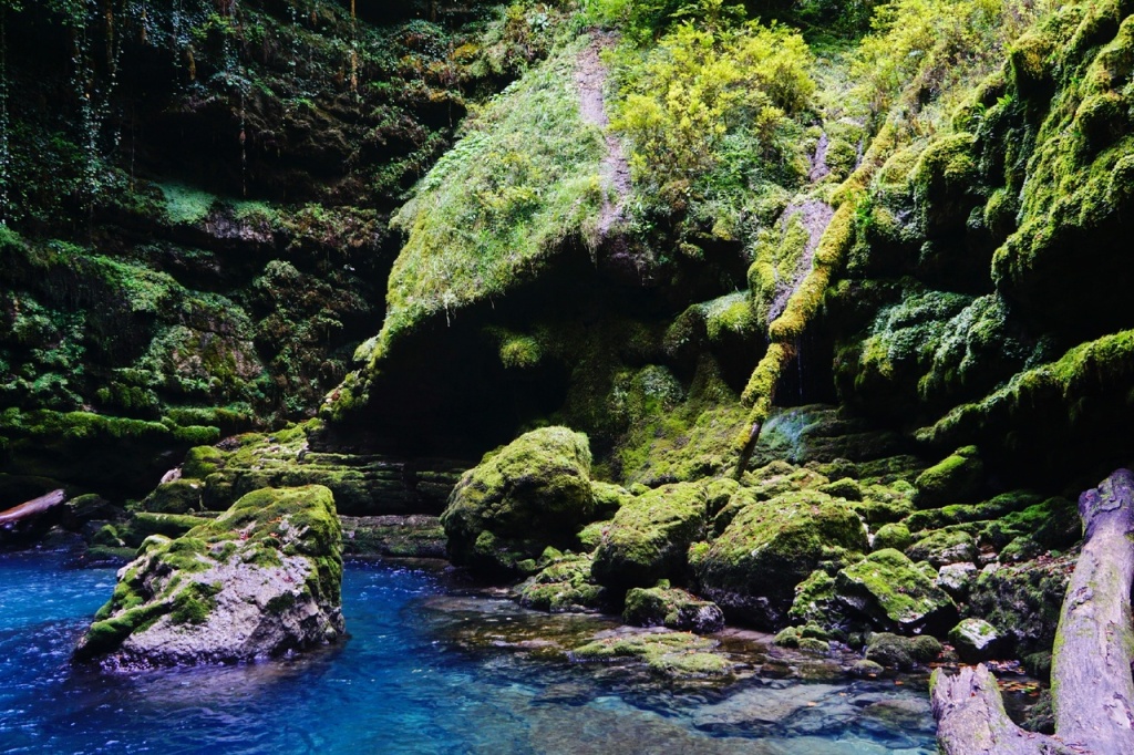 Шубарский водопад ущелье.jpg