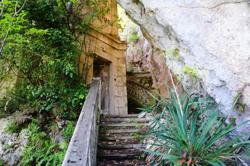 Ласточкино гнездо Новый Афон.jpg