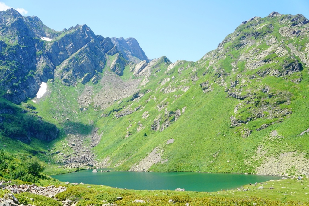 Озеро Мзы с тропы на Ацетуку.jpg