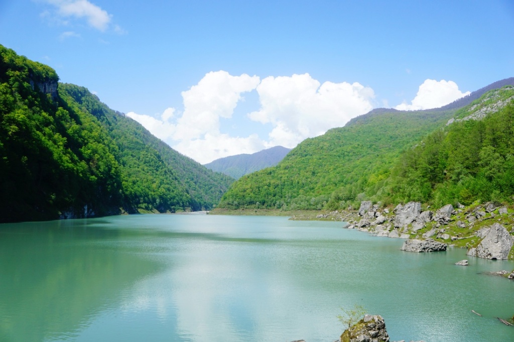 Озеро Амткел май.jpg