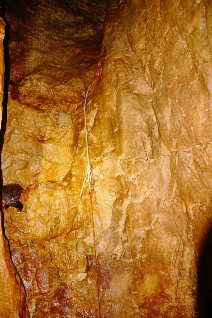 Подземный водопад пещера Холодная.jpg