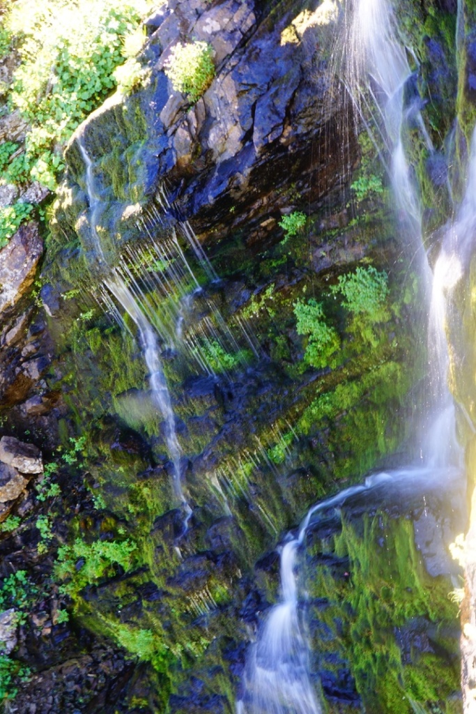 водопад из озера Чхо.jpg