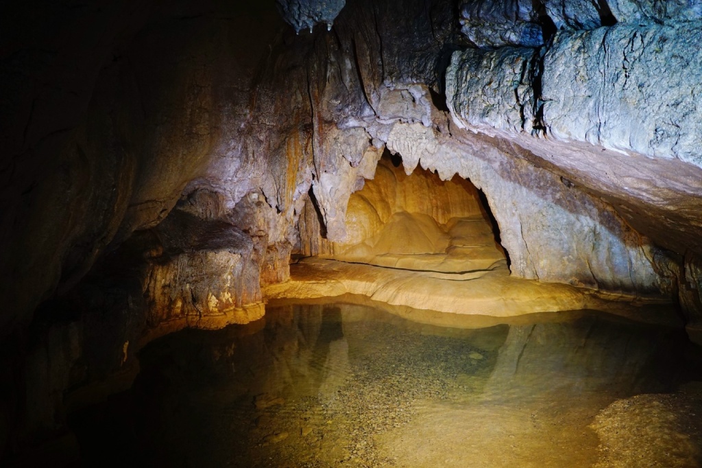 Пещера по дороге к СухумГЭС.jpg