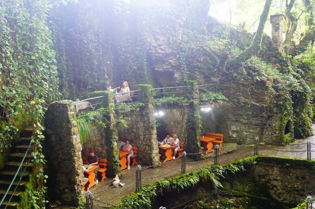 Ресторан в гроте Сухум.jpg